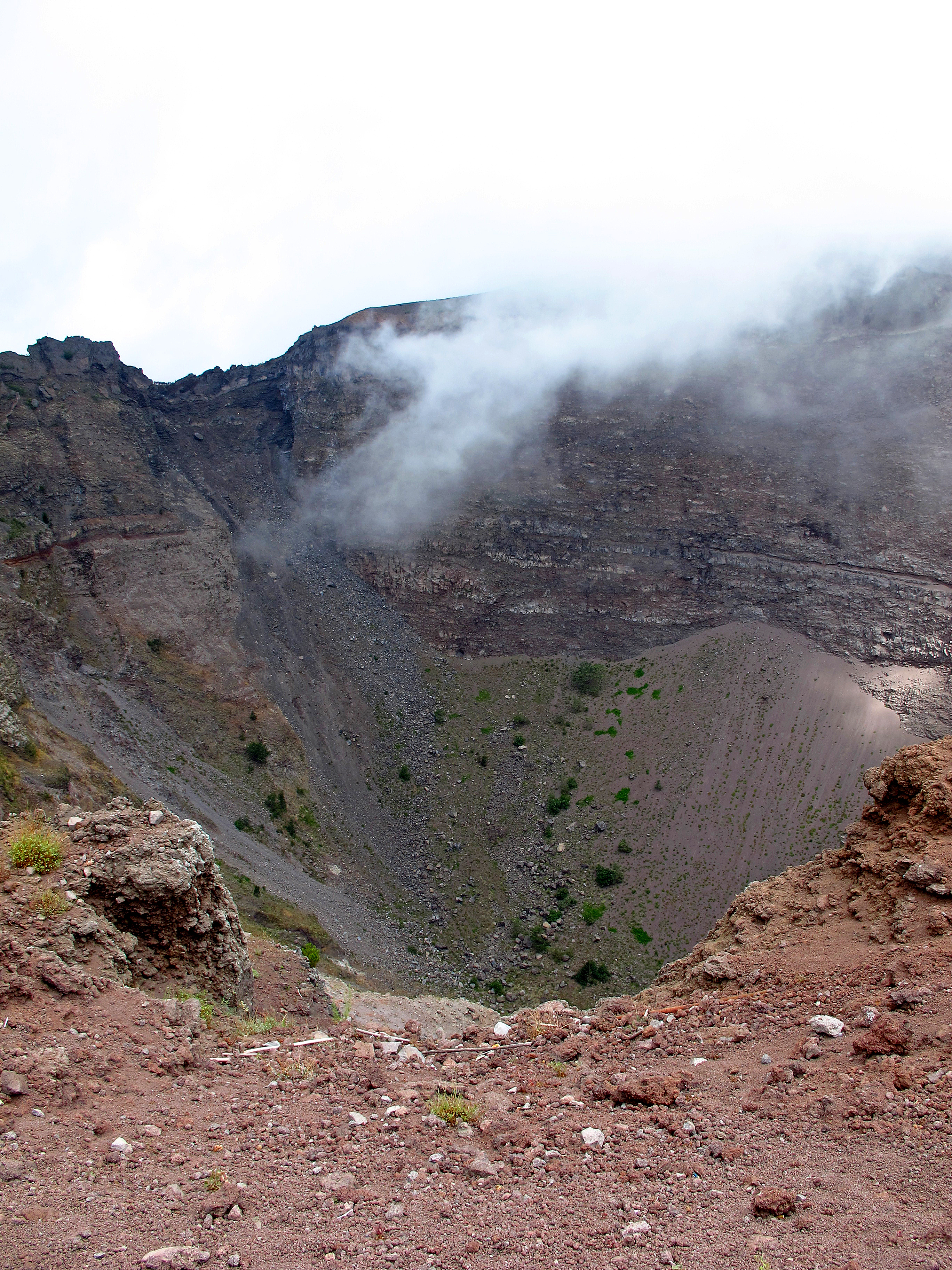 Spektakulært udsyn over Vesuvius vulkankrater med dampskyer og klippelandskab nær Napoli Italien