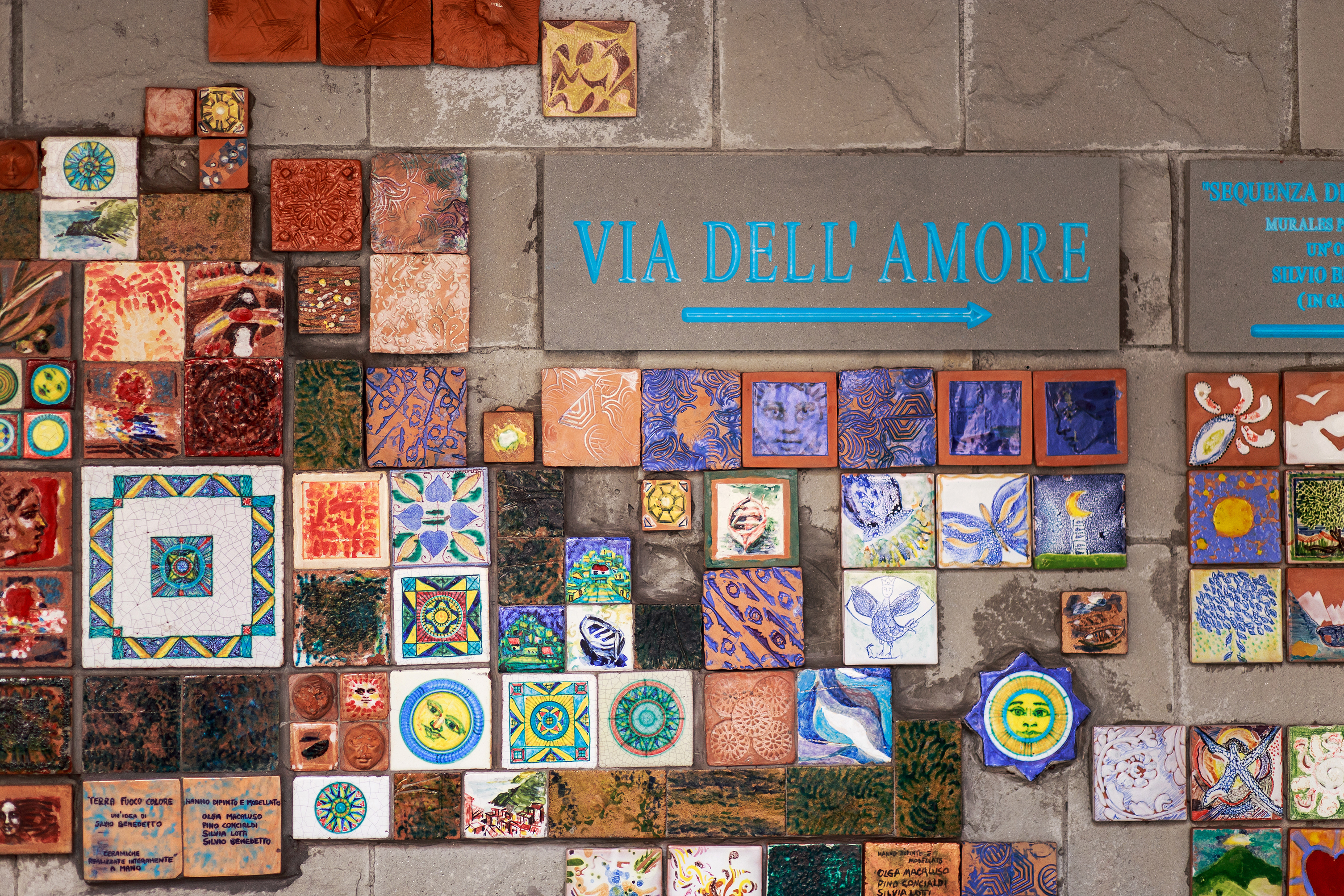 Farverige keramiske fliser på Via dell'Amore stien i Cinque Terre, Liguria - en smuk vandrerute langs den italienske kyst