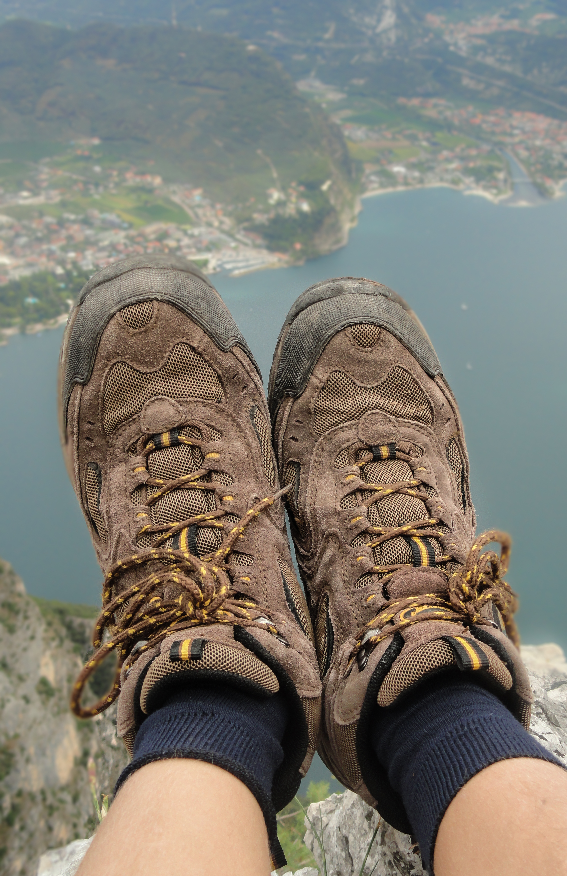 Person på via ferrata klatretur ved Gardasøen i Italien, der nyder frihedsfølelsen og den smukke natur under vandreturen