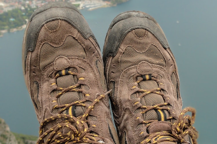 Person på via ferrata klatretur ved Gardasøen i Italien, der nyder frihedsfølelsen og den smukke natur under vandreturen