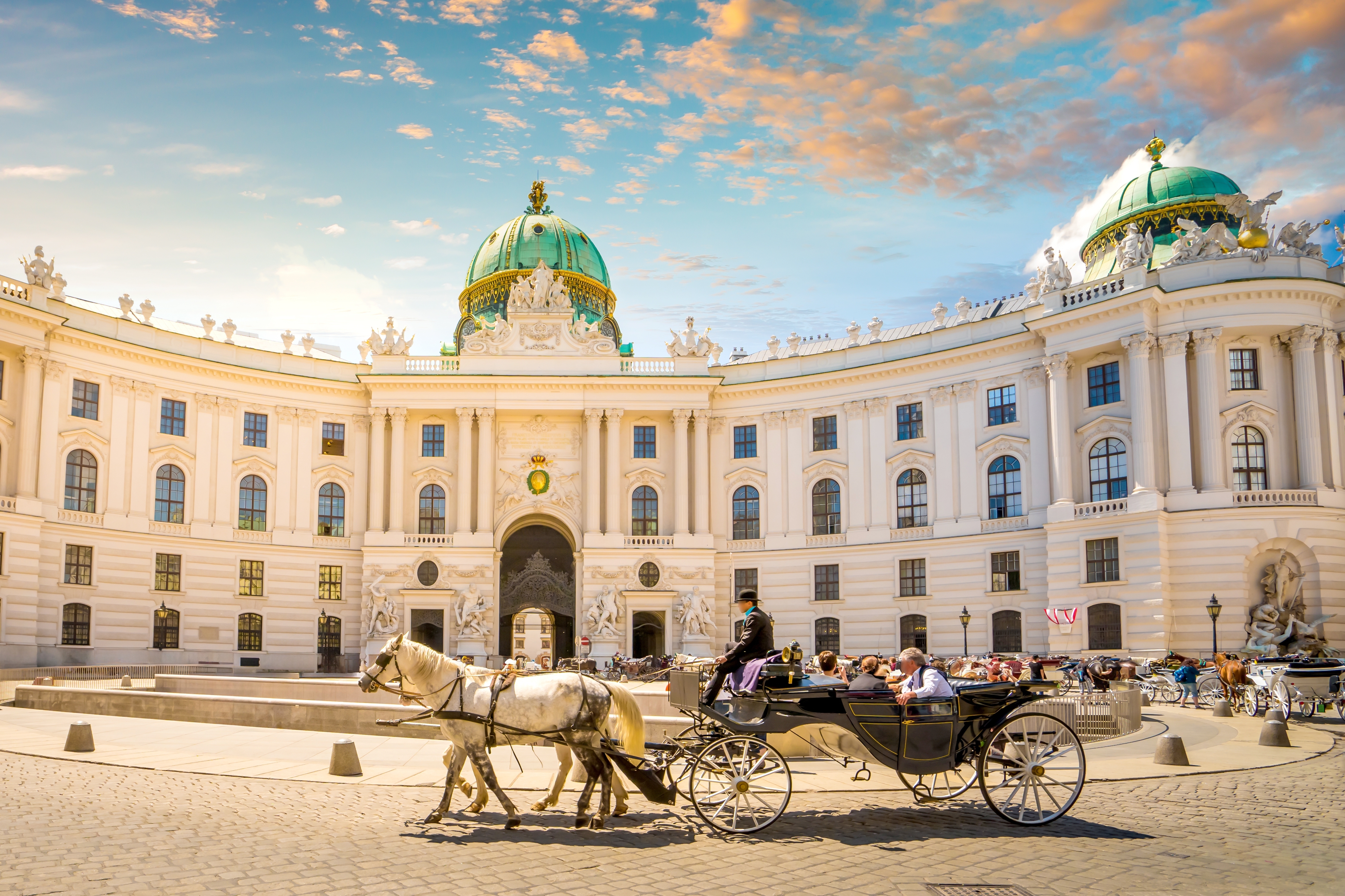 Hestevogn (fiaker) foran Hofburg i Wien, Østrig