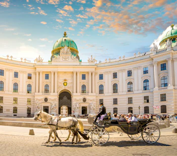 Hestevogn (fiaker) foran Hofburg i Wien, Østrig