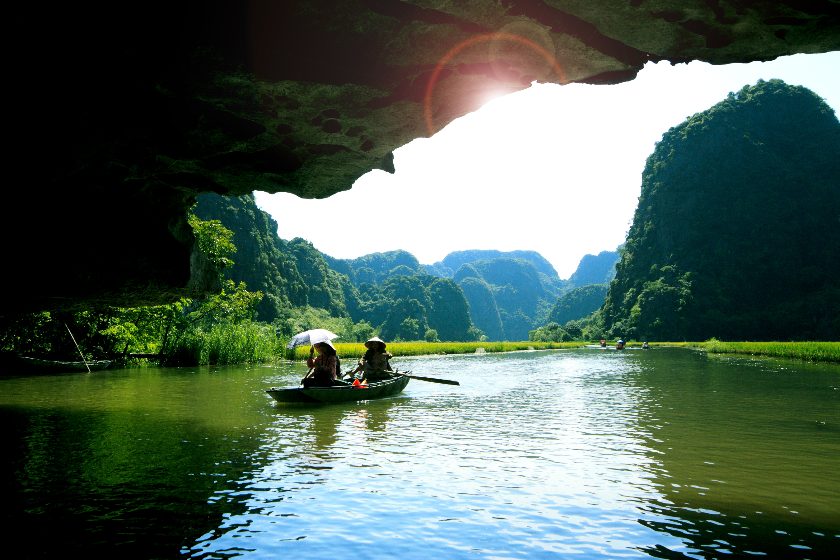 Smuk bådsejlads gennem kalkstensgrotter i Halong Bay Vietnam