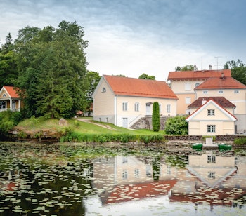 Historisk dansk herregård i Vihula, Estland med rødt tag og smuk beliggenhed ved sø i Lahemaa nationalpark - overnatningssted på vores baltiske rundrejse