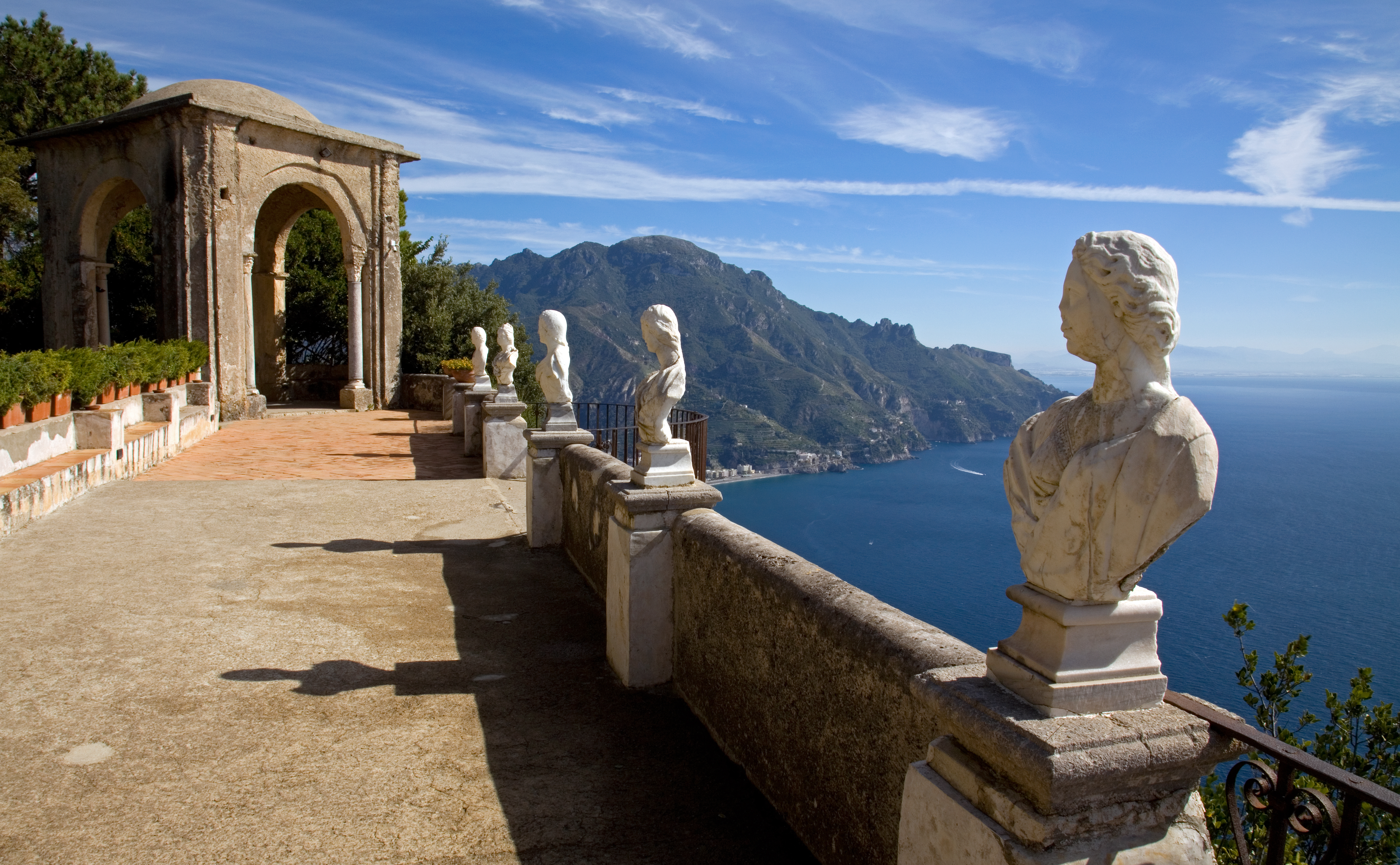 Marmorbuster på den smukke terrasse i Villa Cimbrone i Ravello med udsigt over Amalfikysten og Middelhavet