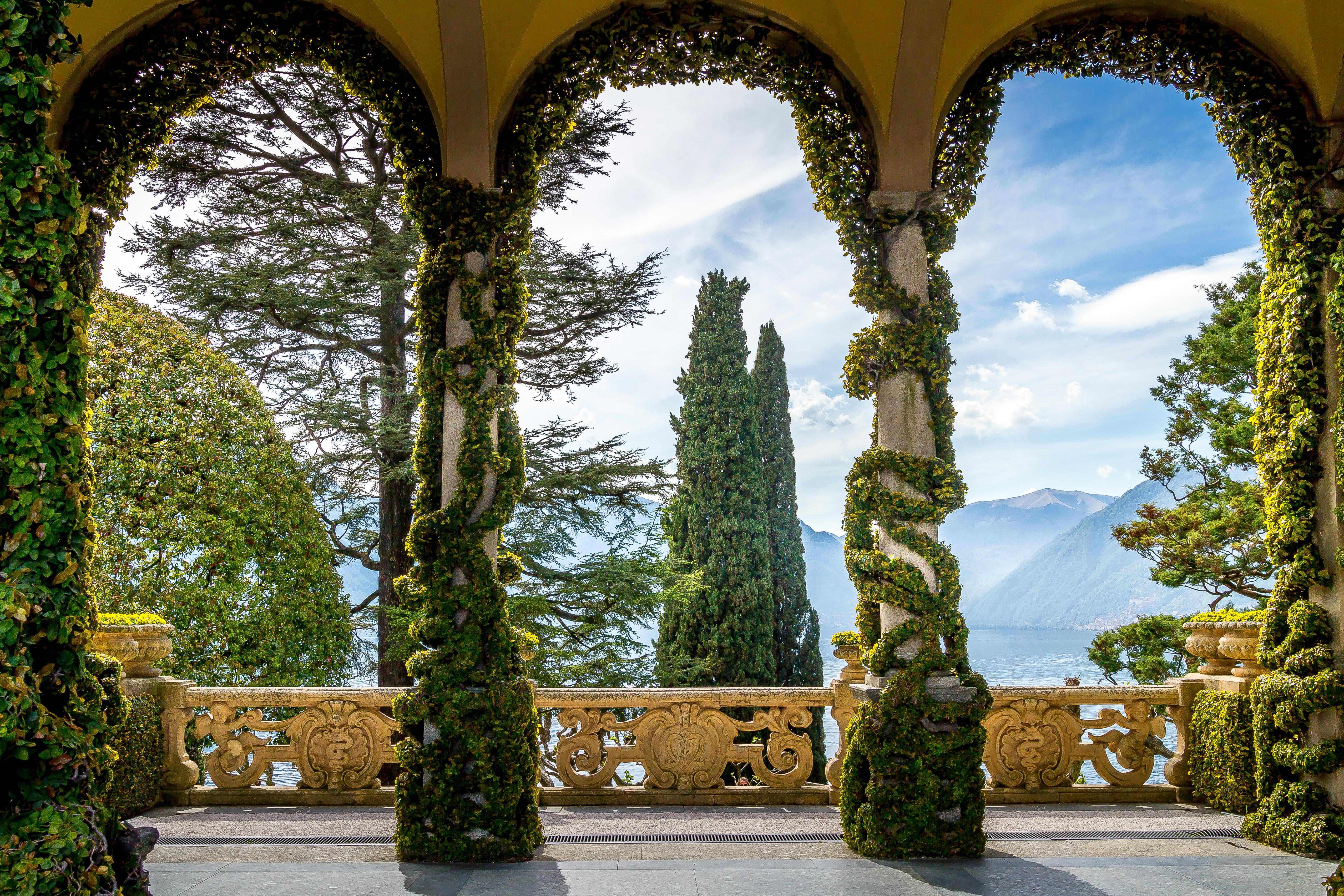 Romantisk villa terrasse med buegange og udsigt over Como søen i Italien