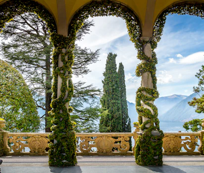 Romantisk villa terrasse med buegange og udsigt over Como søen i Italien