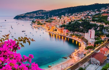 Idyllisk udsigt over Villefranche-sur-Mer, en charmerende kystby ved Den Franske Riviera med farverige bygninger og azurblåt Middelhav