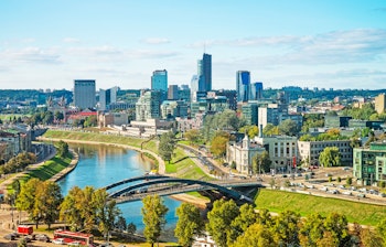 Imponerende udsigt over Vilnius' moderne finansdistrikt med skyskrabere langs Neris-floden i Litauens hovedstad