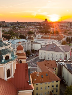Luftfoto af Vilnius' historiske gamle bydel i Litauen med UNESCO-beskyttet middelalderarkitektur, farverige bygninger og kirketårne på en solrig sommerdag