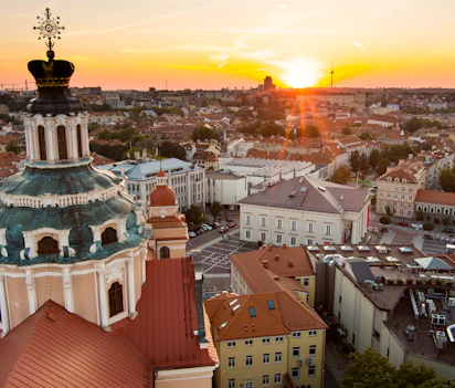 Luftfoto af Vilnius' historiske gamle bydel i Litauen med UNESCO-beskyttet middelalderarkitektur, farverige bygninger og kirketårne på en solrig sommerdag