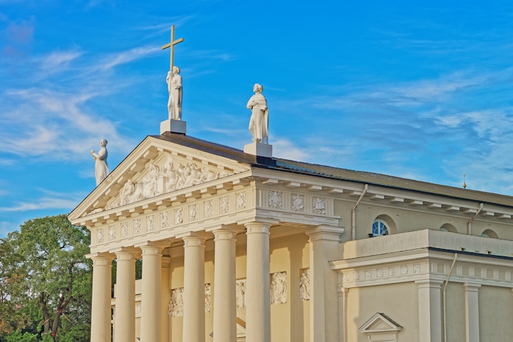 Den imponerende katedral på Katedralpladsen i Vilnius' historiske centrum, et ikonisk vartegn i Litauens hovedstad