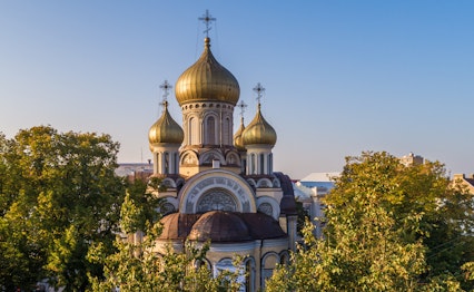 Luftfoto af den ortodokse Kirke for Skt. Michael og Skt. Konstantin med gyldne kupler i morgenlys i Vilnius' gamle bydel, Litauen