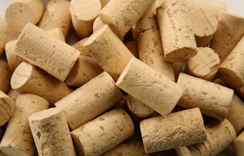 Traditionelle korkpropper fra portugisiske vingårde - et indblik i lokal vinproduktion