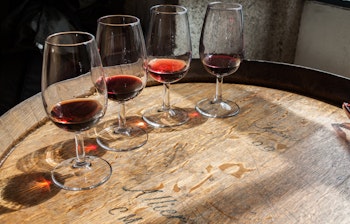 Vinsmagning med forskellige typer portvin på træfad i Douro-dalen, Portugal