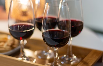 Vinsmagning af røde Rioja-vine i traditionel spansk vinkælder med egetræsfade, vinregionen Rioja, Nordspanien