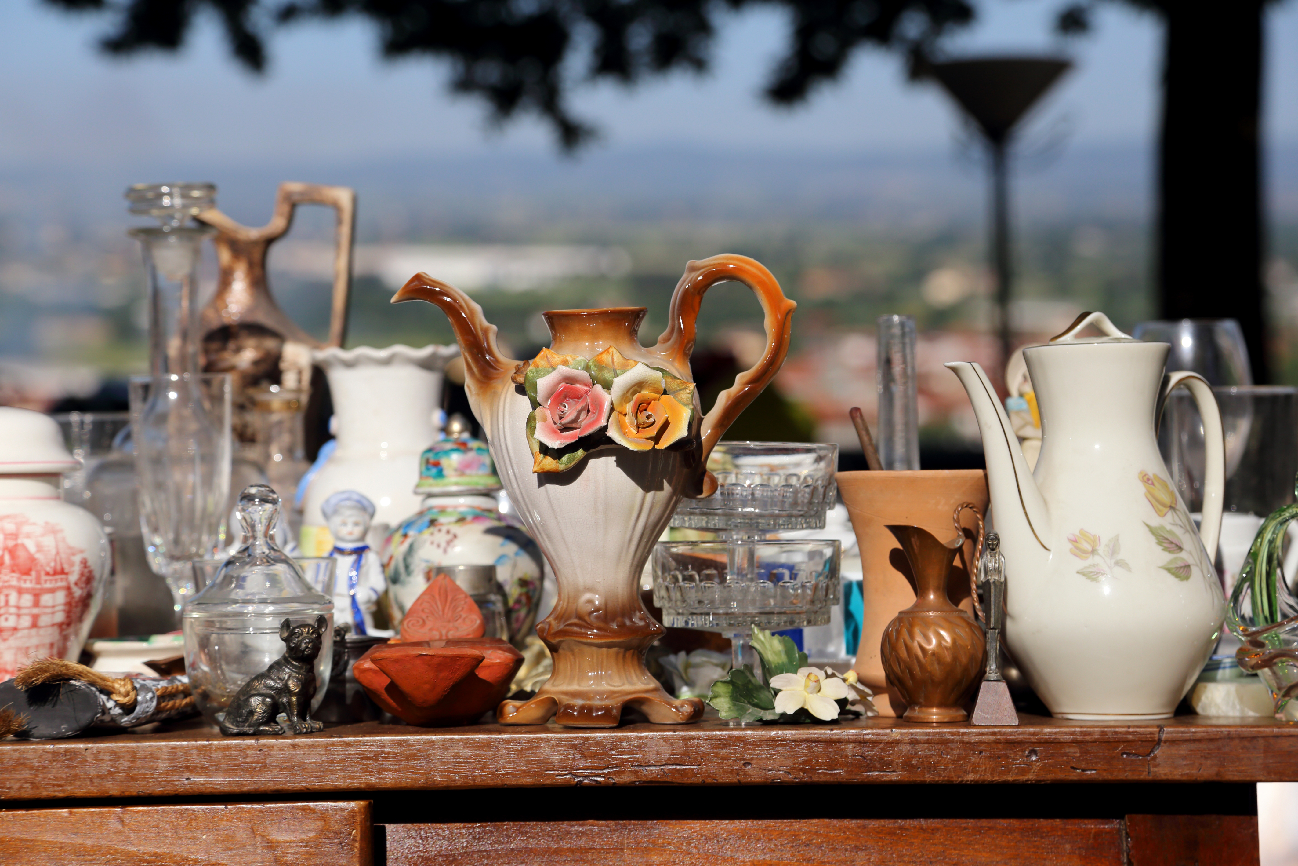 Charmerende antikmarked i Firenze med unikke vintage genstande og traditionelle italienske samleobjekter