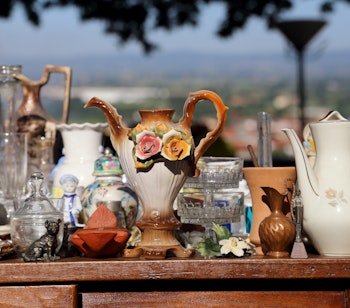 Charmerende antikmarked i Firenze med unikke vintage genstande og traditionelle italienske samleobjekter