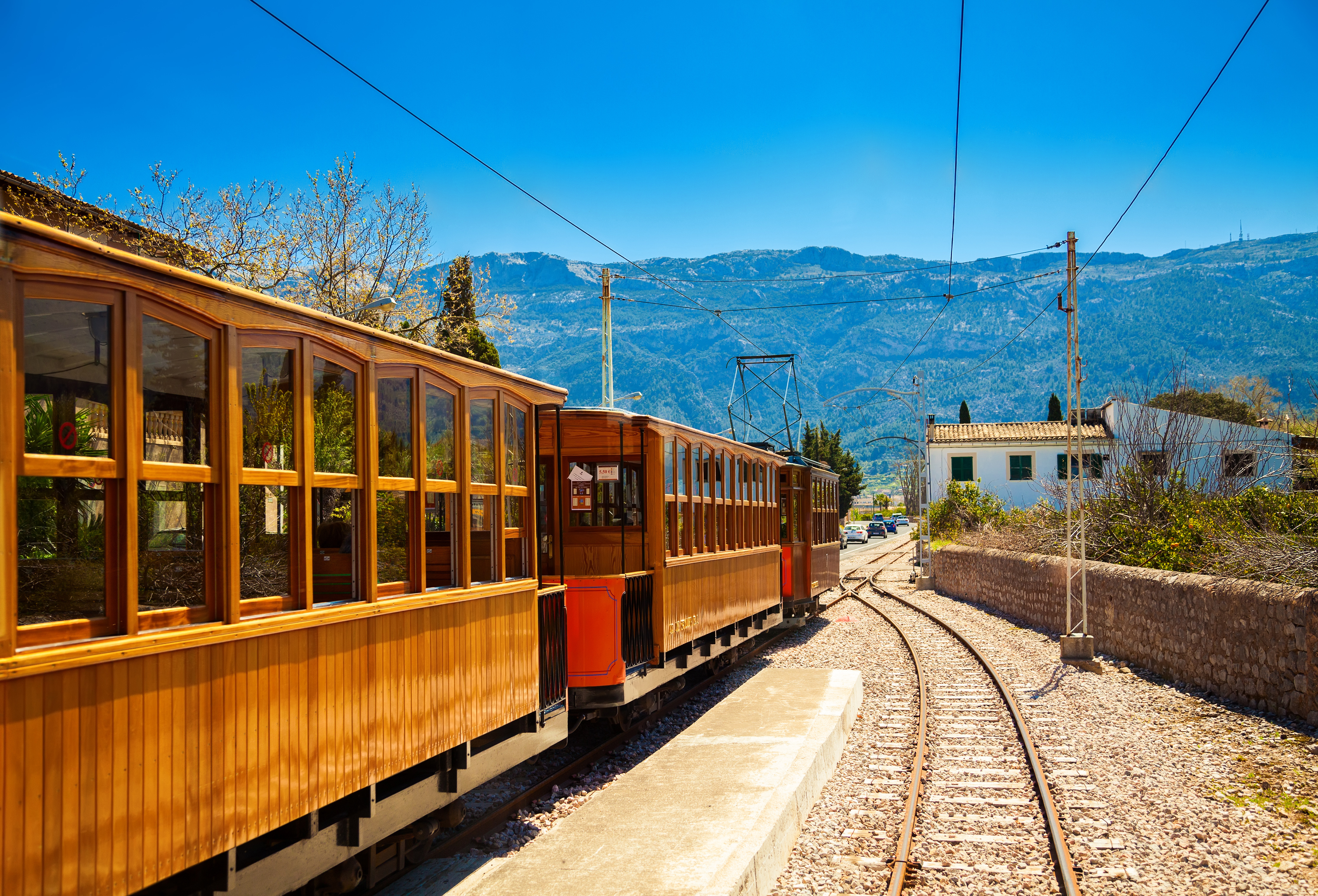 Historisk vintage tog i Soller på Mallorca - en charmerende seværdighed og traditionel transportform på de Baleariske Øer