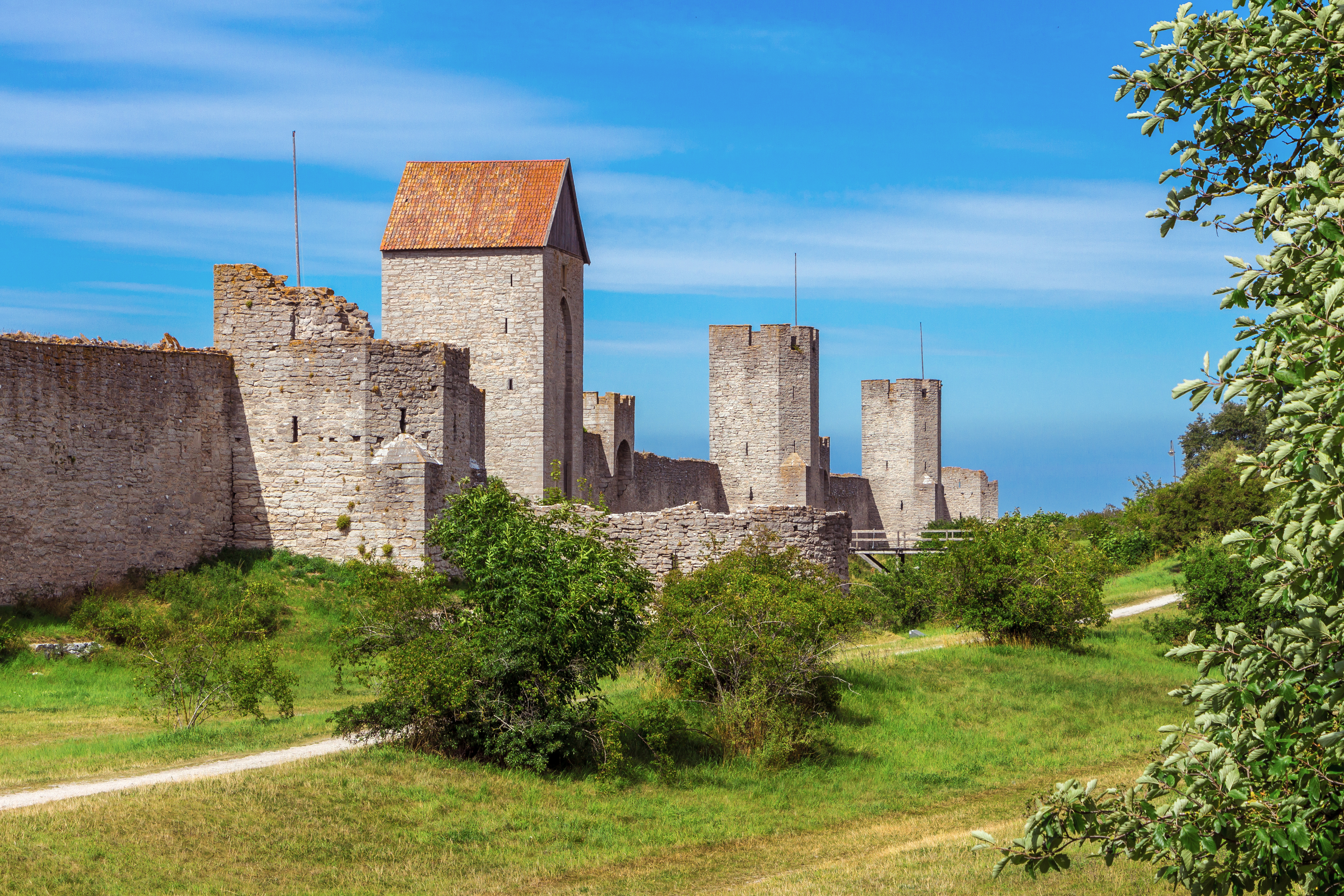 Middelalderlig stenfæstning med tårne i Visby på Gotland, Sverige