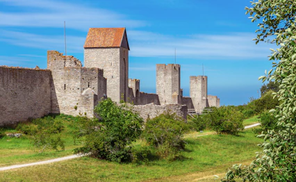 Middelalderlig stenfæstning med tårne i Visby på Gotland, Sverige