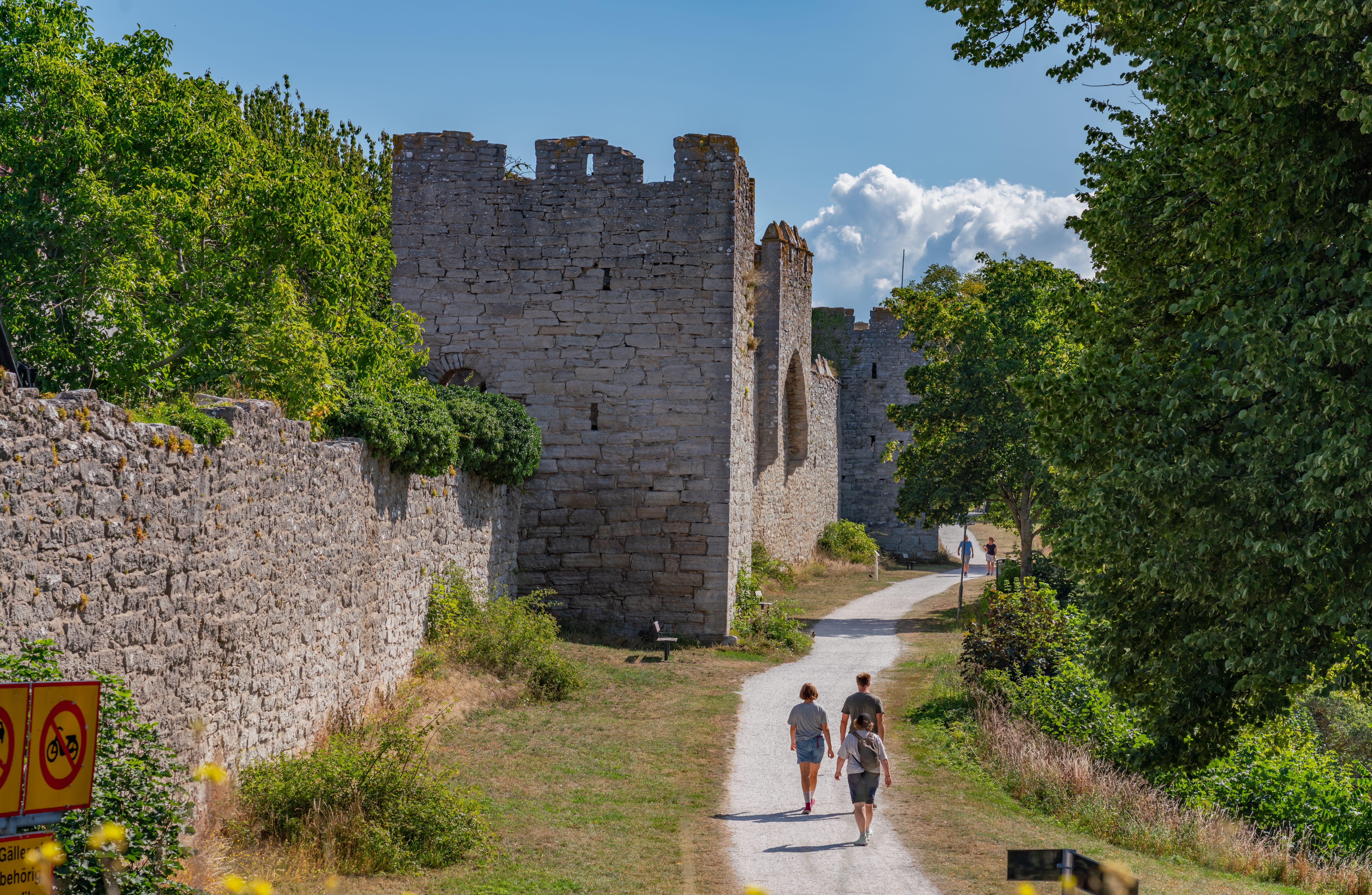 Middelalderlige stenture og ringmur langs brostenssti i historiske Visby på Gotland, Sverige