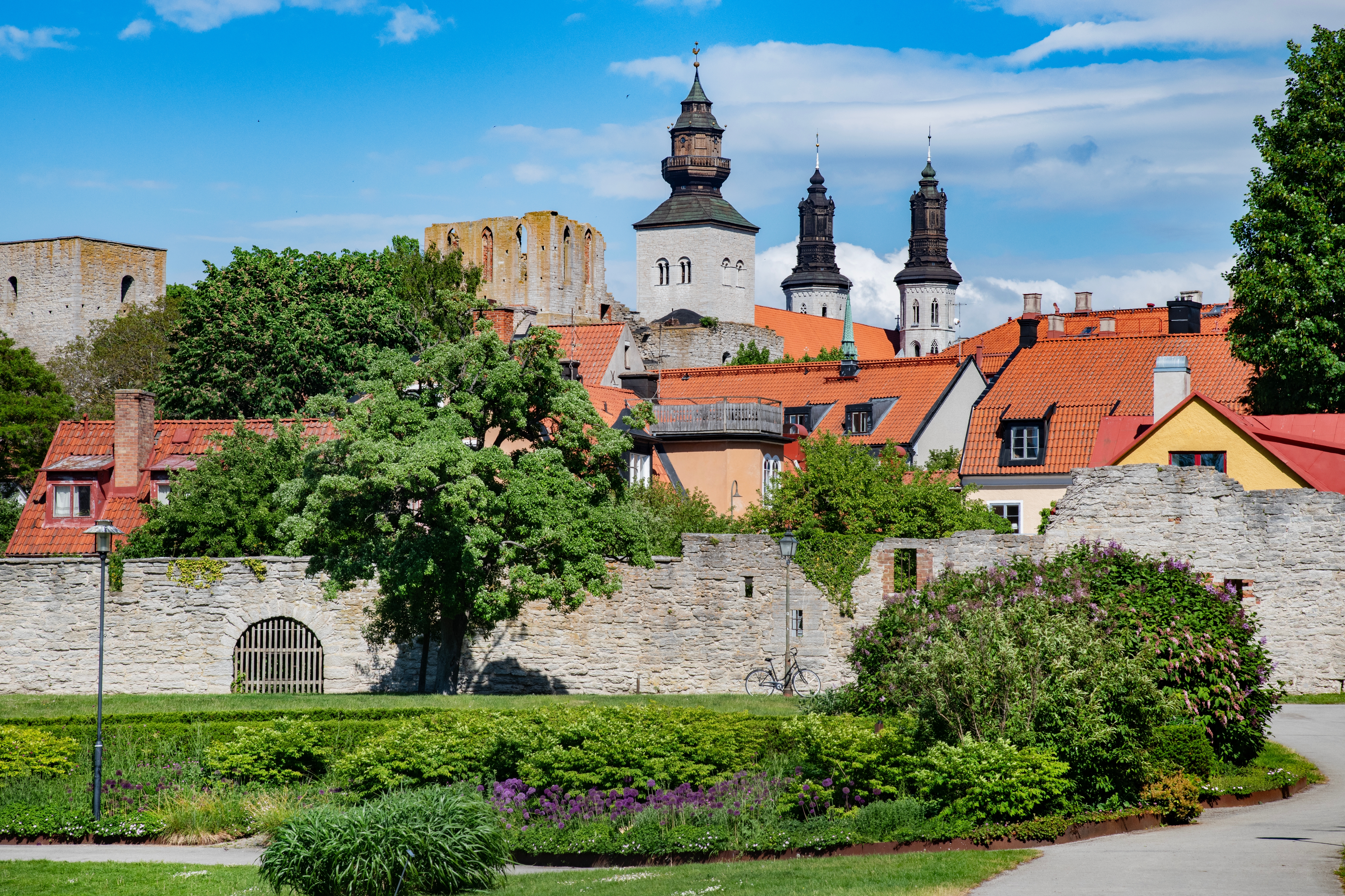 Historiske middelaldermure og kirketårne i Visby, Gotland med traditionelle røde tegltage