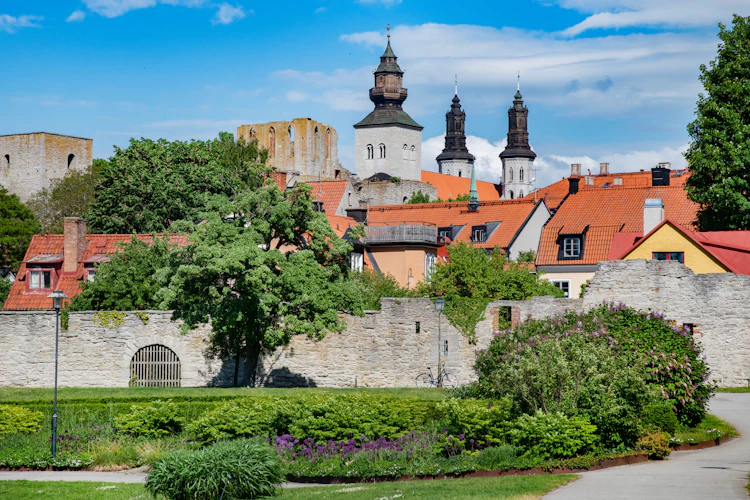 Historiske middelaldermure og kirketårne i Visby, Gotland med traditionelle røde tegltage