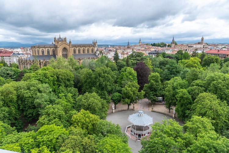 Luftfoto over Vitoria-Gasteiz med den imponerende María Inmaculada-katedral og La Florida-parken i Baskerlandet, Nordspanien