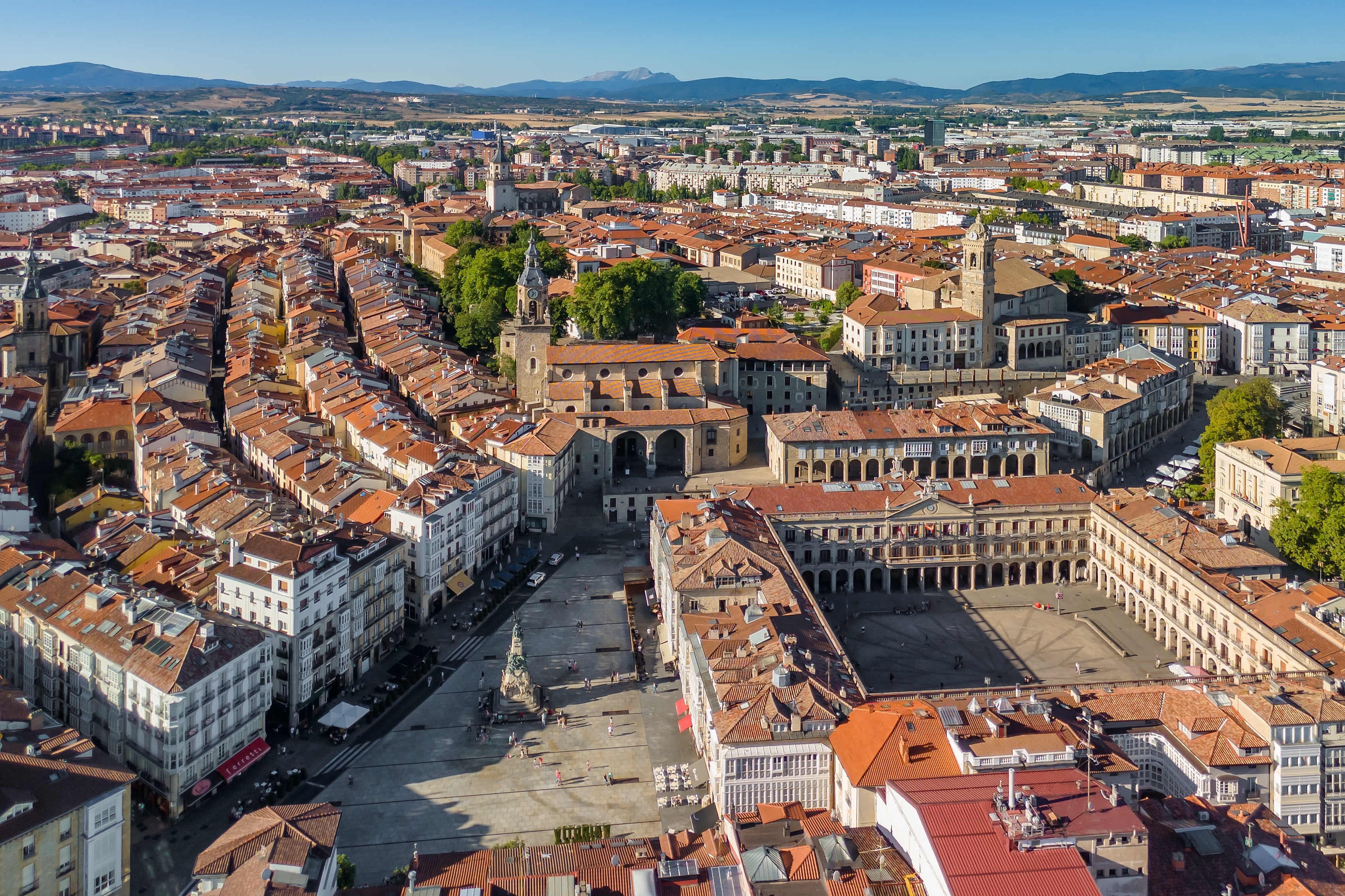 Luftfoto af Plaza Virgen Blanca og den historiske gamle by i Vitoria-Gasteiz, Baskerlandet, Spanien