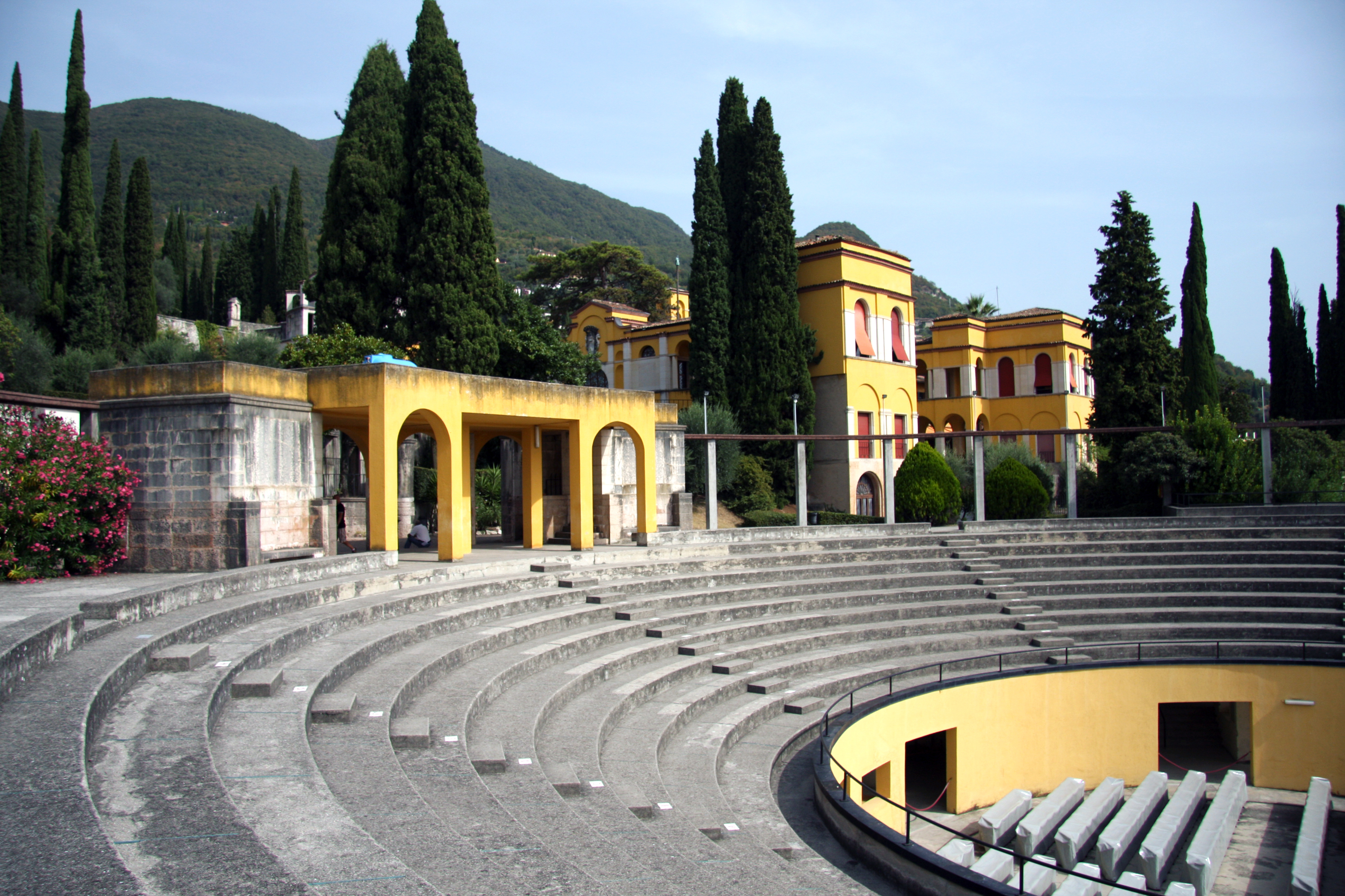Historisk amfiteater ved Il Vittoriale degli Italiani i Gardone Riviera ved Gardasøen. Dette romersk-inspirerede teater med stensæder vidner om områdets rige kulturarv