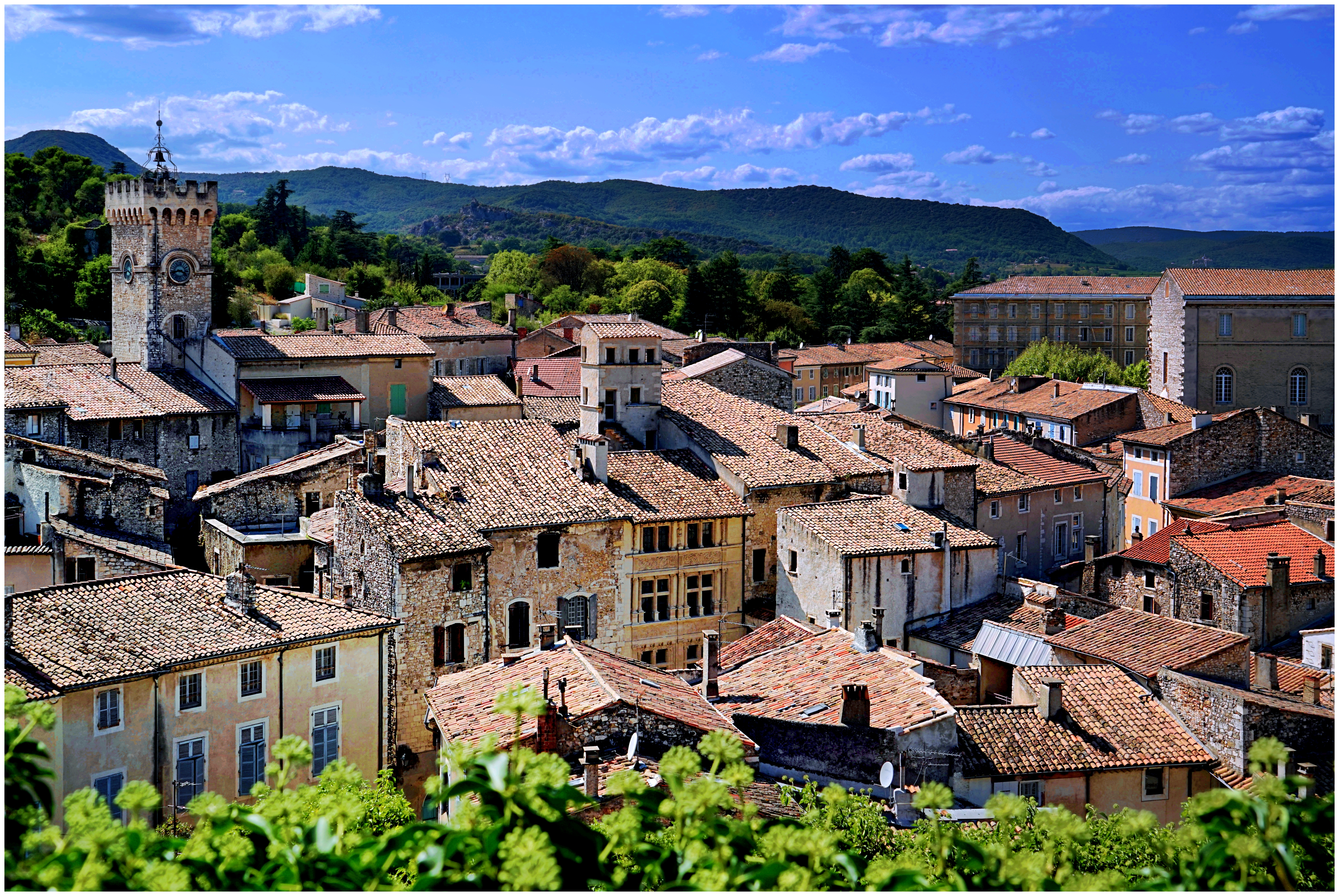 Panoramaudsigt over middelalderlige Viviers by med røde tegltagе og stentårn i Ardèche, Frankrig