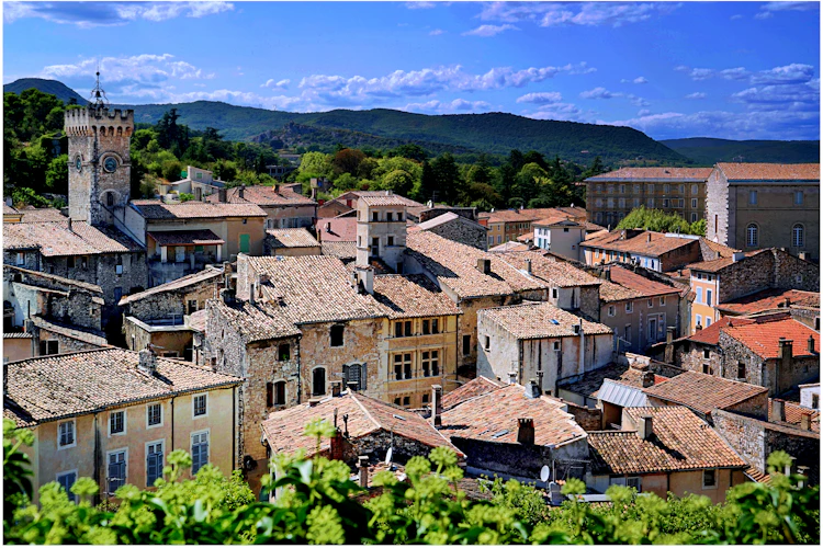 Panoramaudsigt over middelalderlige Viviers by med røde tegltagе og stentårn i Ardèche, Frankrig