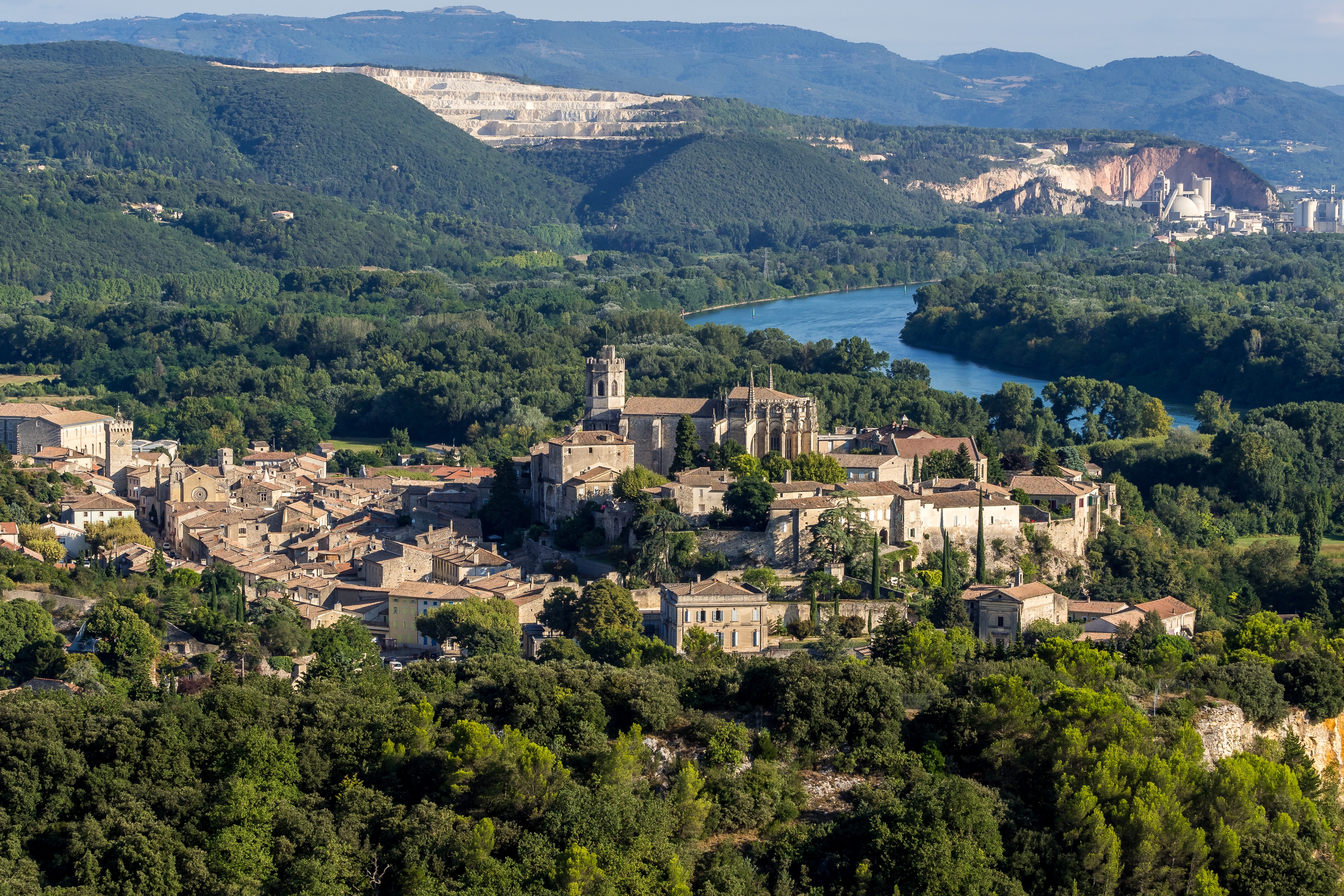 Luftfoto af den middelalderlige by Viviers med katedral ved Rhone-floden i Ardeche, Frankrig