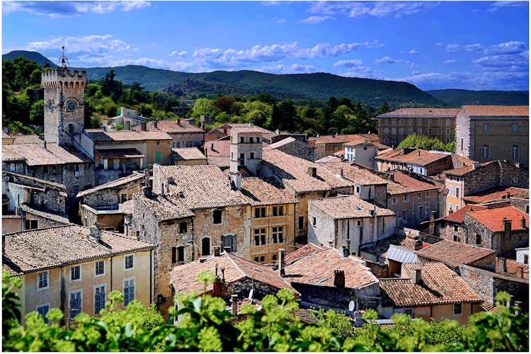 Panoramaudsyn over middelalderlige Viviers med røde tegltage på Rhône flodkrydstogt
