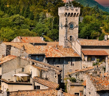 Udsigt fra Viviers' højeste punkt, der viser den middelalderlige arkitektur og stenbygninger langs Rhône-floden i Frankrig.