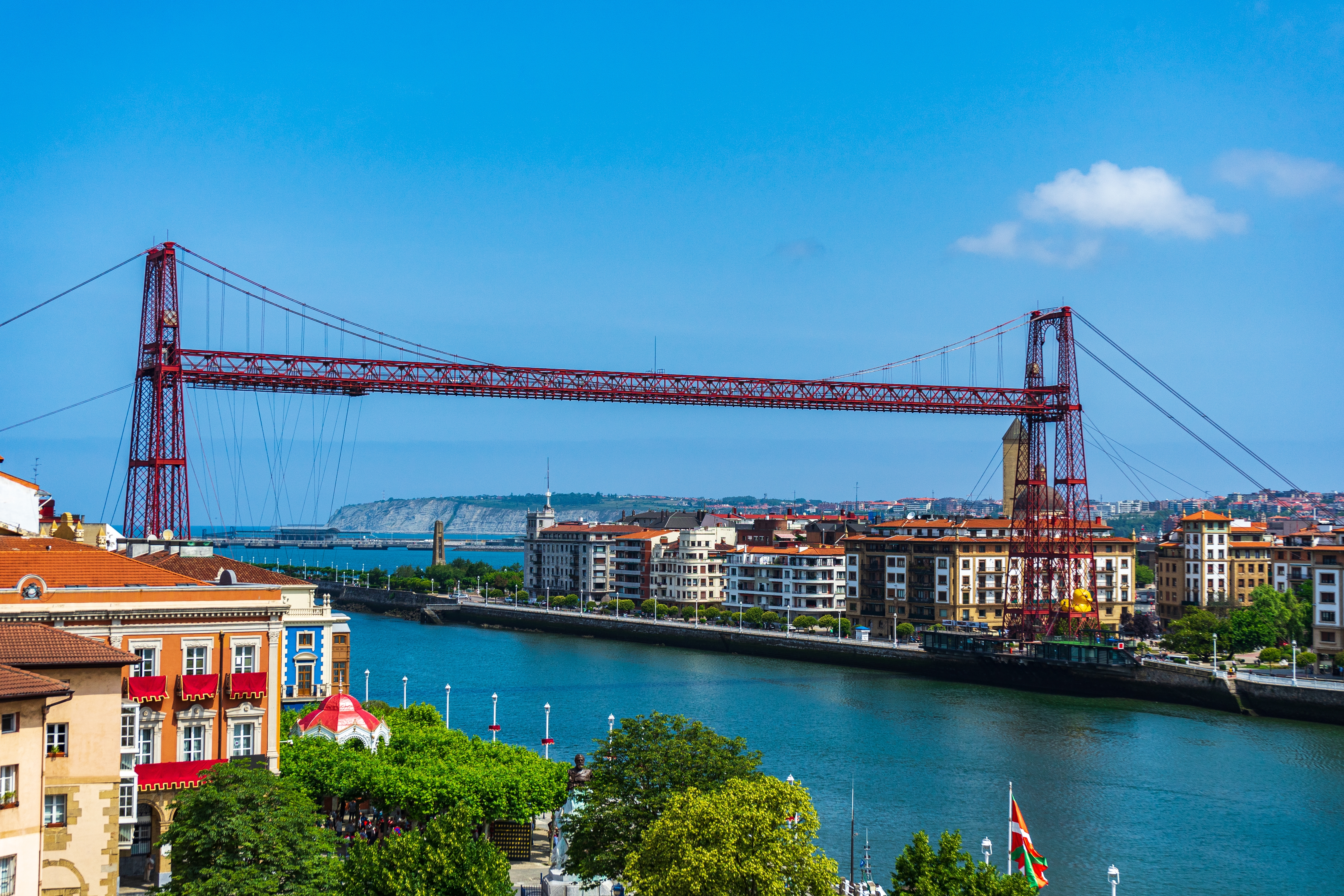 Den ikoniske røde Vizcaya-bro (Puente de Vizcaya) over floden Nervion i Portugalete, Baskerlandet, Spanien – et UNESCO Verdensarvsted