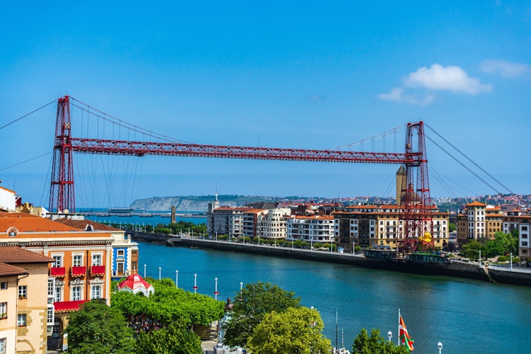 Den ikoniske røde Vizcaya-bro (Puente de Vizcaya) over floden Nervion i Portugalete, Baskerlandet, Spanien – et UNESCO Verdensarvsted