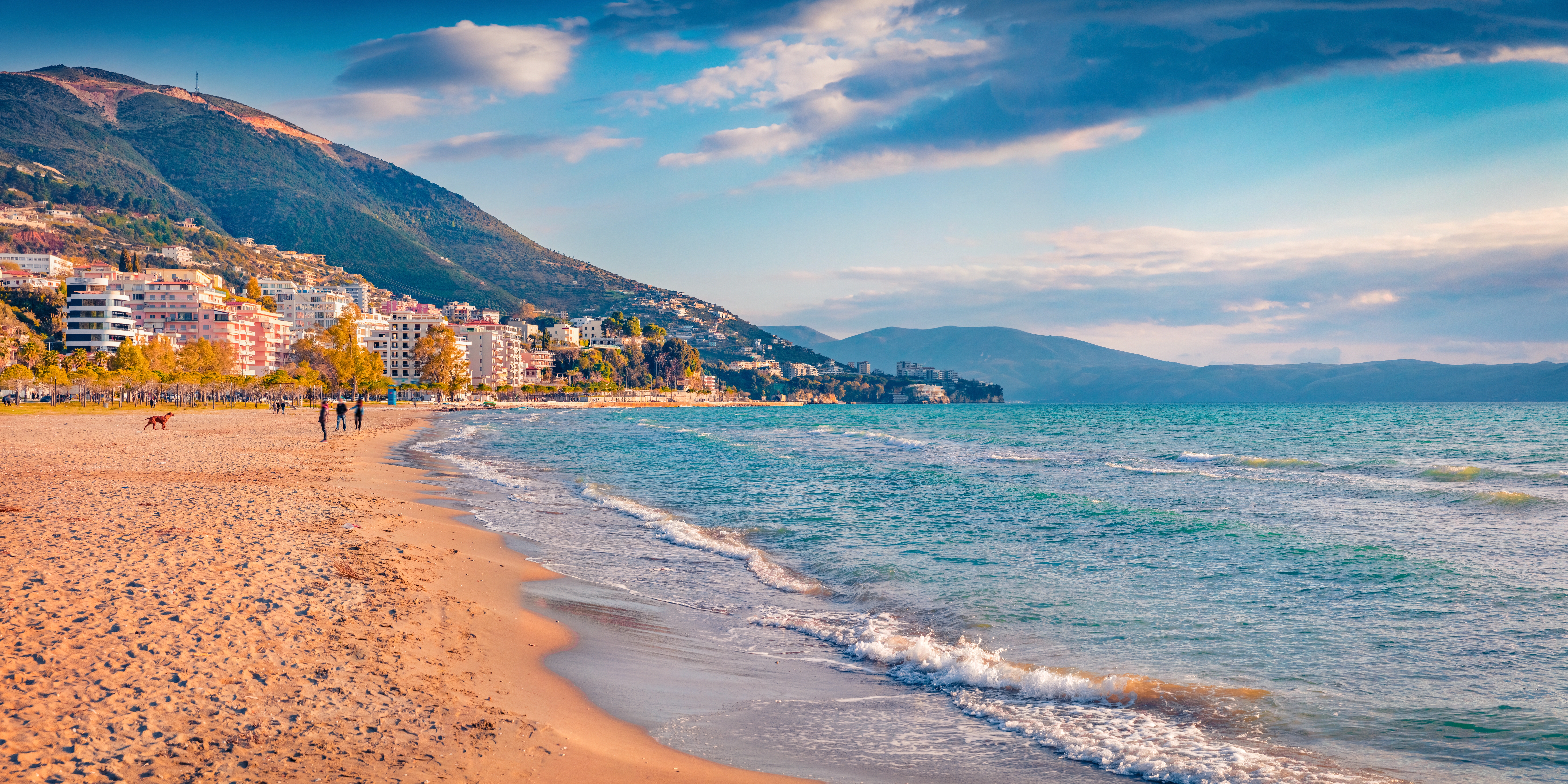 Smuk Vlore strand i Albanien med klart blåt Adriaterhav og bjerge