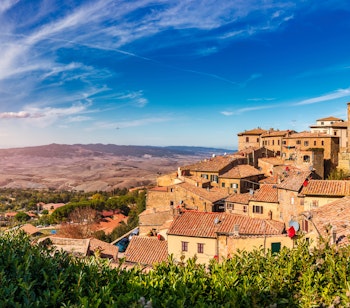 Panoramaudsigt over Volterra med historiske kirketårne og middelalderlige bygninger omgivet af det bakkede toscanske landskab