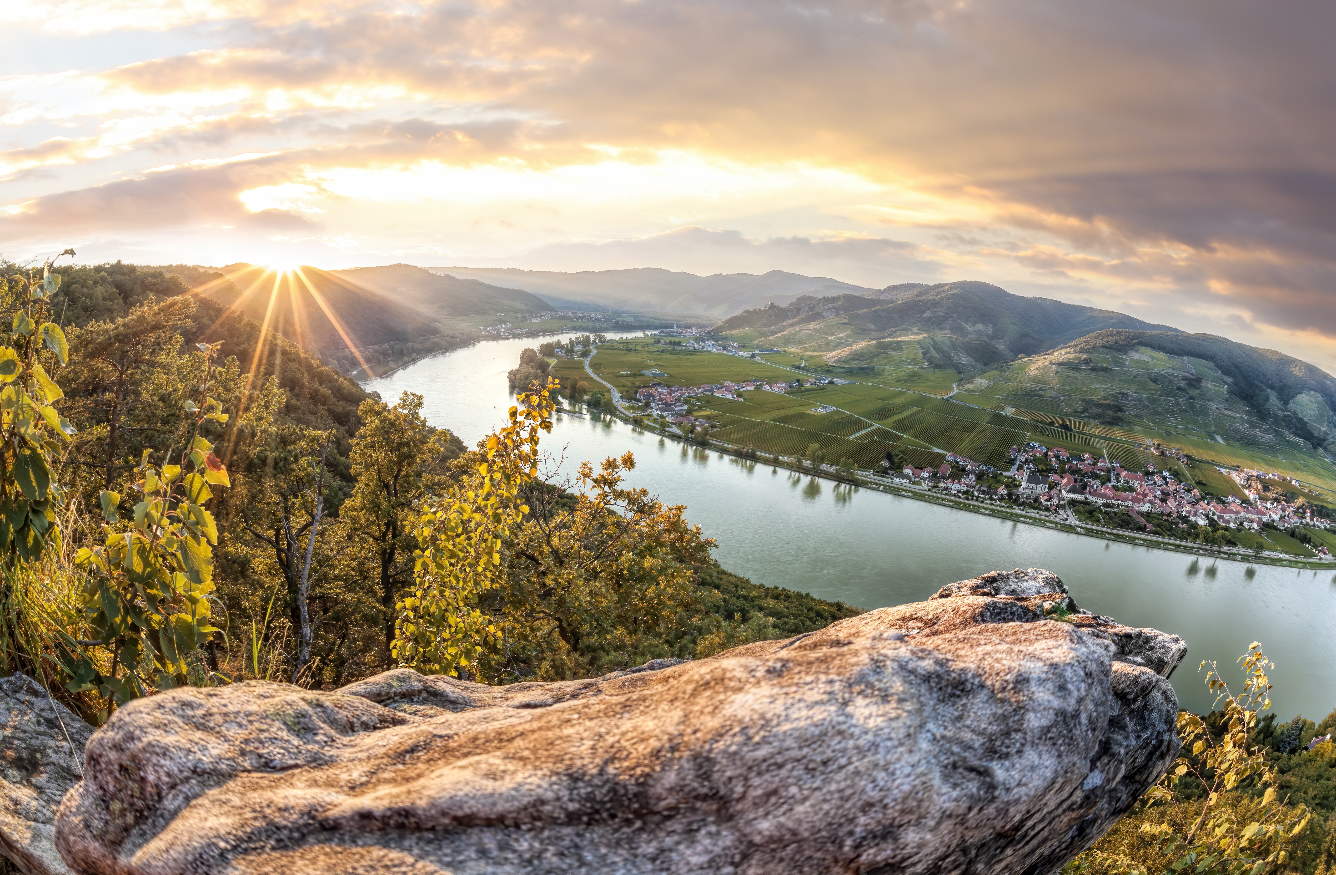 Panoramaudsigt over UNESCO-verdensarv Wachau-dalen med Donaufloden og Dürnstein landsby ved solnedgang i Østrig