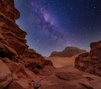 Magisk naturoplevelse i Wadi Rum ørkenen i Jordan med orange sanddyner, røde bjerge og en spektakulær stjernehimmel med Mælkevejen