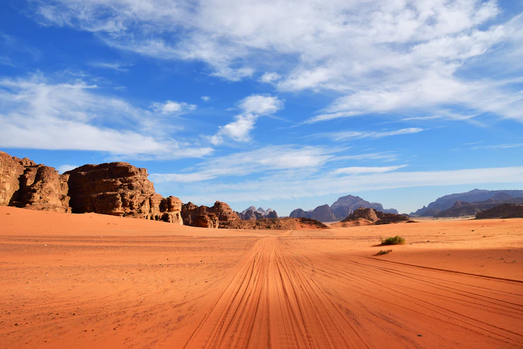 Ørkenbillede fra Wadi Rum med røde klitter og bjerge i Jordan