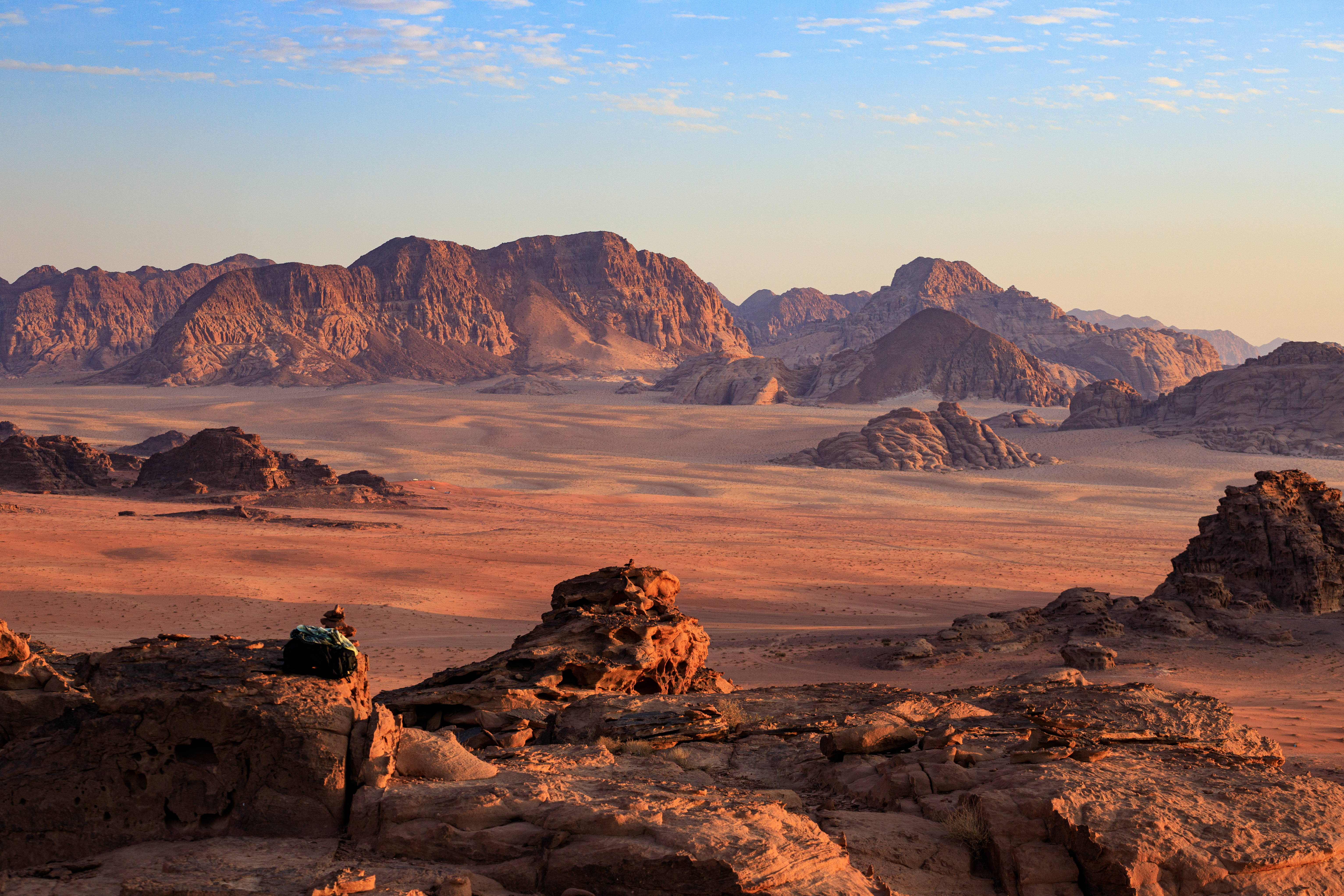 Solnedgang over røde sandstensformationer i Wadi Rum ørkenen, Jordan