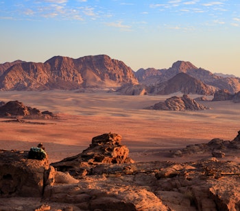 Solnedgang over røde sandstensformationer i Wadi Rum ørkenen, Jordan