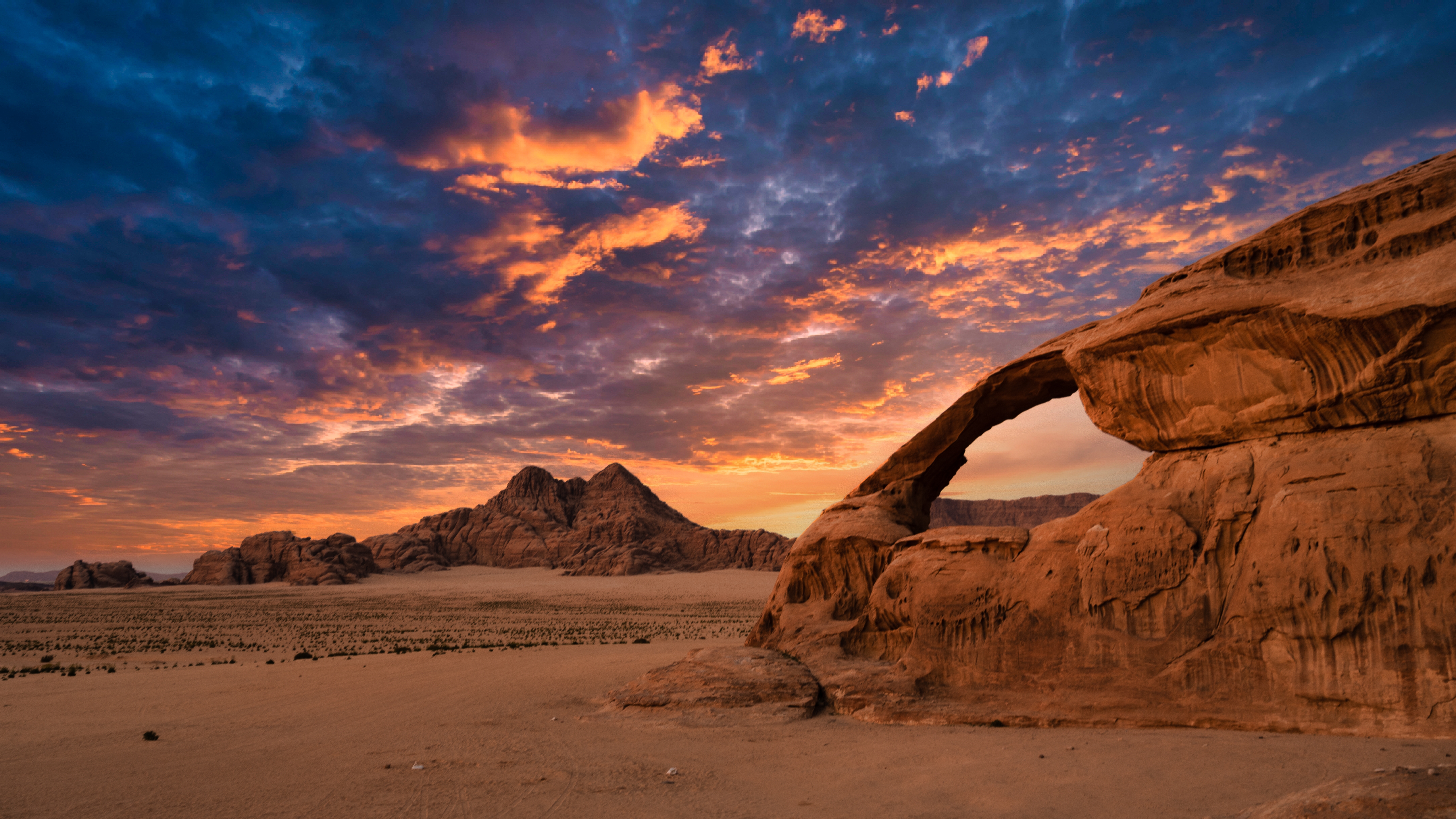 Wadi Rum ørkenbue ved solnedgang i Jordan - spektakulært ørkenlandskab
