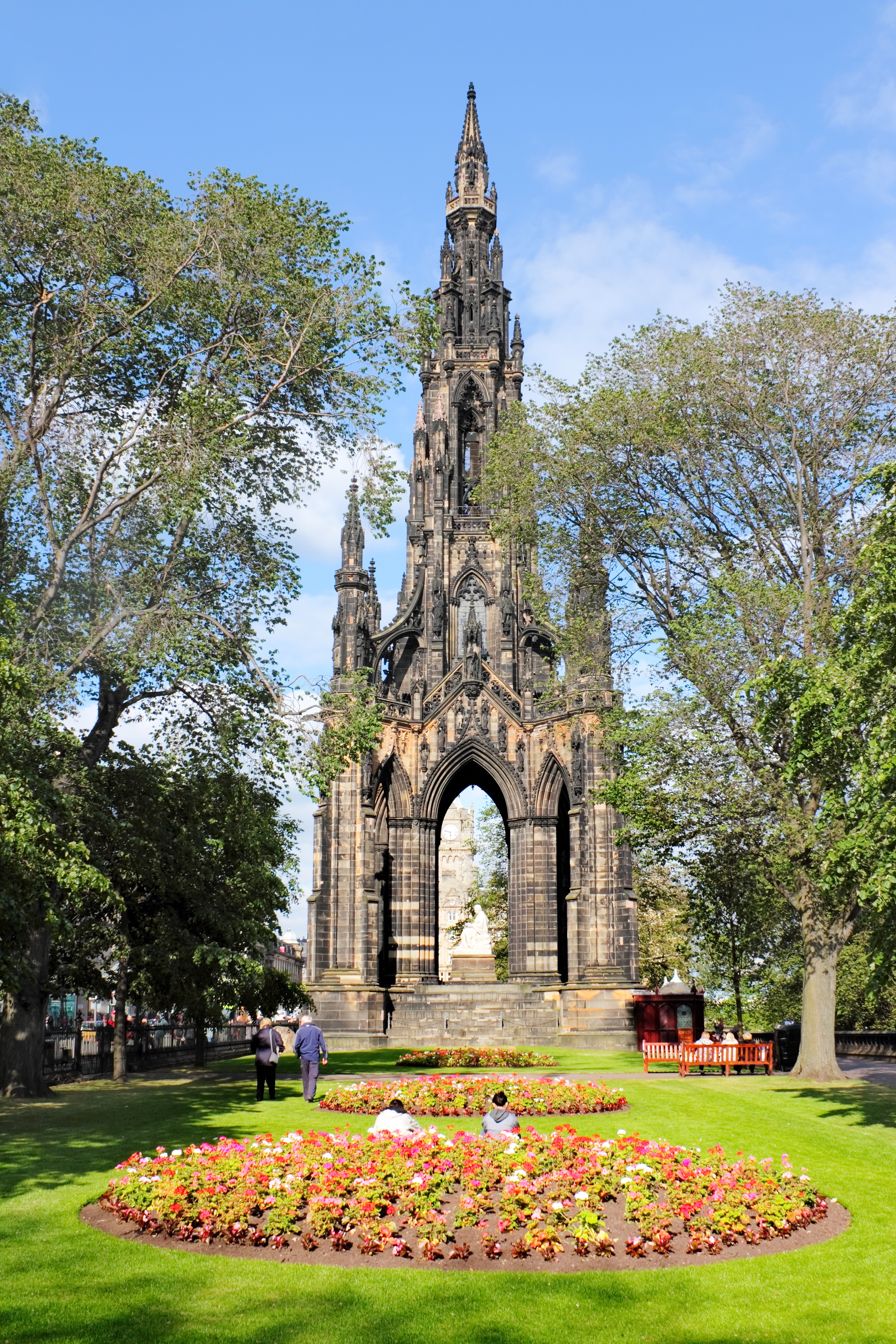 Det historiske Walter Scott-monument i Edinburgh med smuk gotisk arkitektur omgivet af grønne parkområder i Skotlands gamle bydel