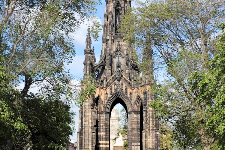 Det historiske Walter Scott-monument i Edinburgh med smuk gotisk arkitektur omgivet af grønne parkområder i Skotlands gamle bydel