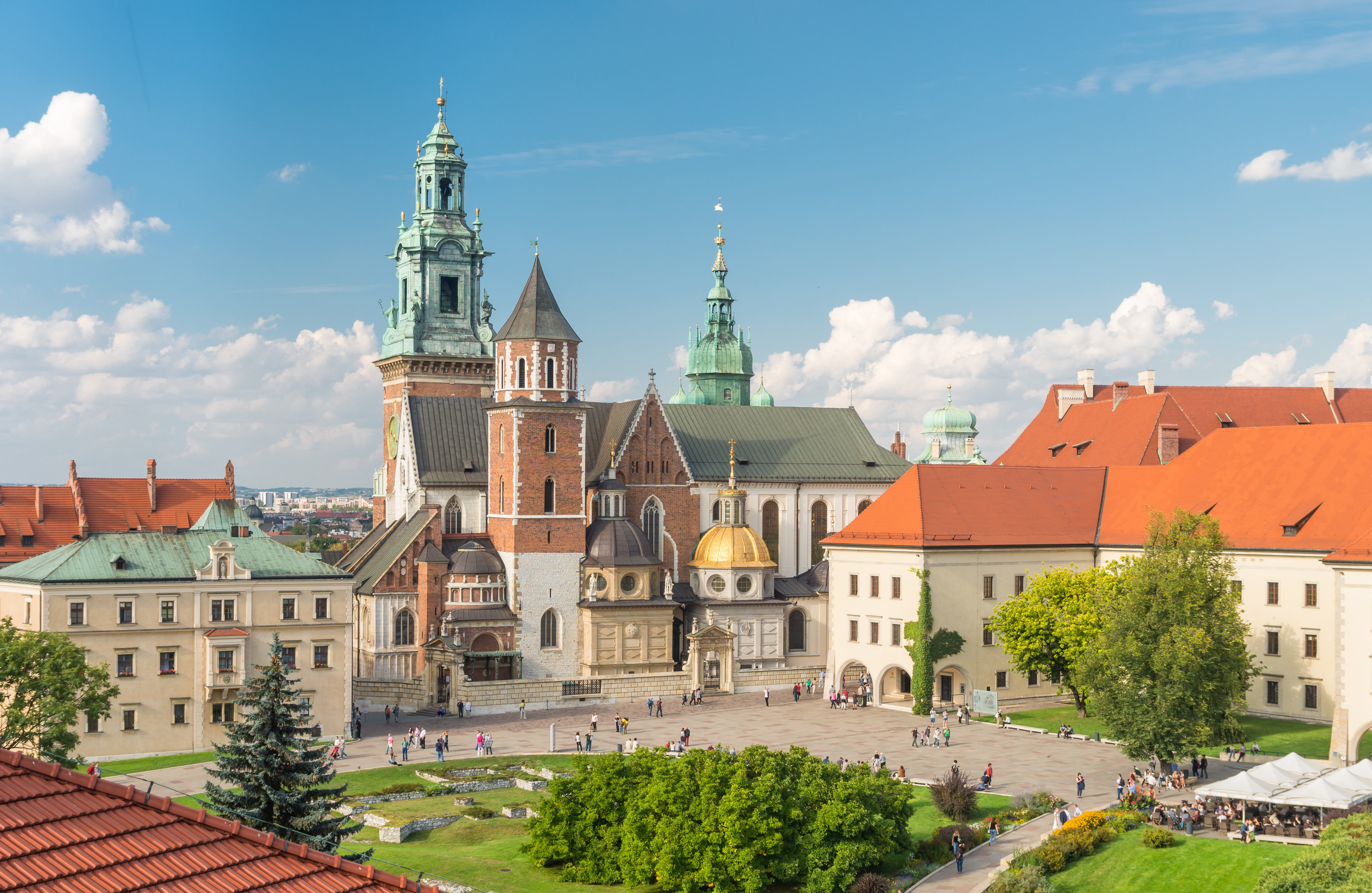 Wawel Slot og Katedral i Krakows gamle bydel med grønne kobberkupler og røde tegltage