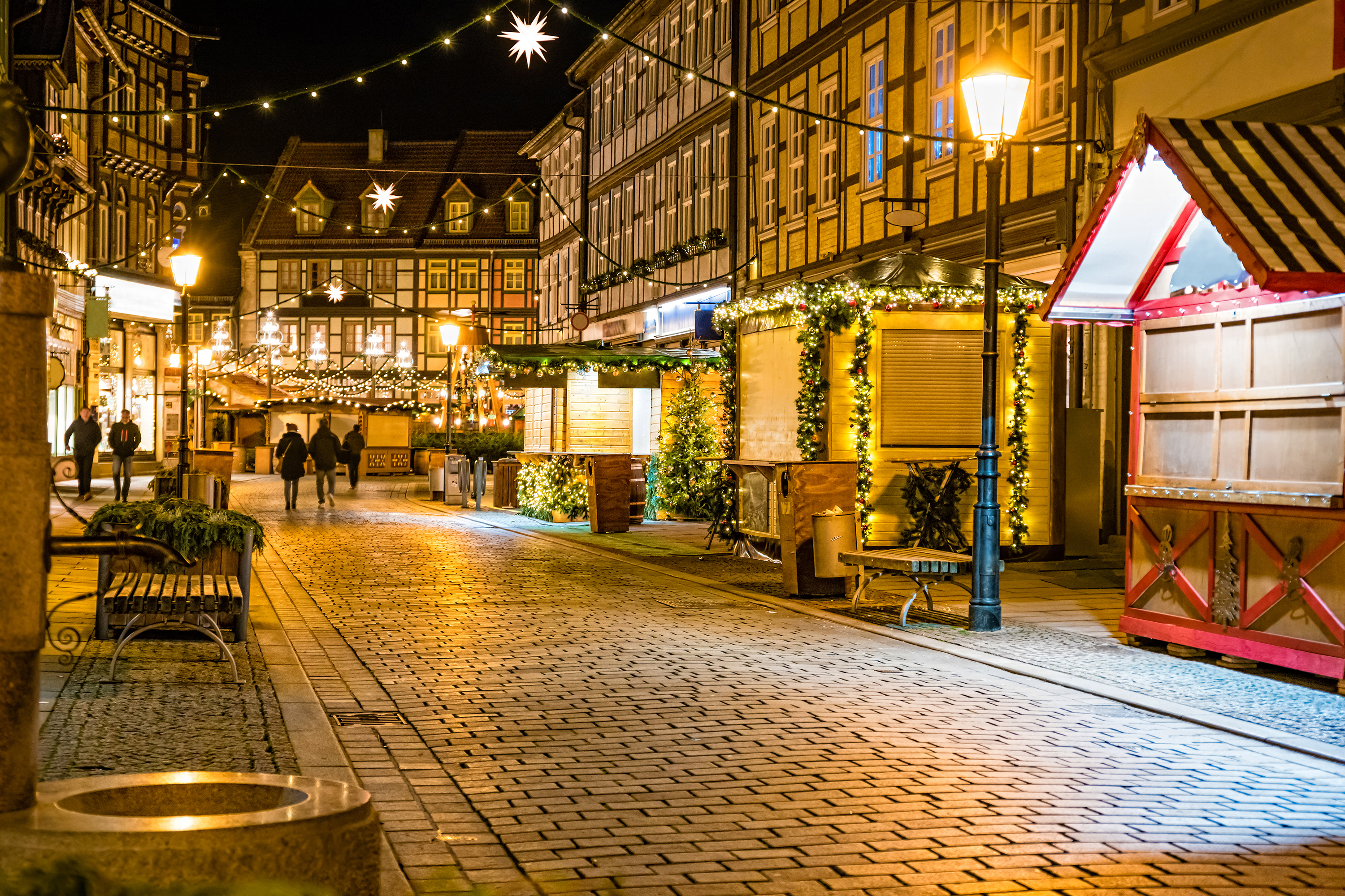 Hyggelig julemarked i Wernigerode Tyskland med bindingsværkshuse og julepynt